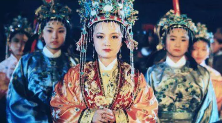为何说妙玉慢慢活成了贾府里身份最尴尬的那个人？（太疯狂了） 第1张