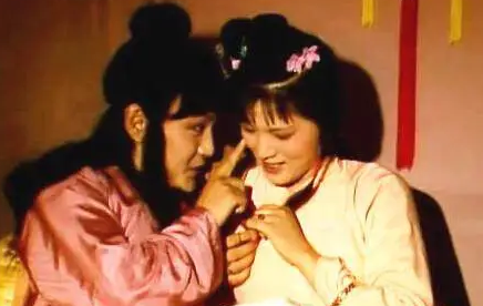 贾府四大主角丫鬟中，花袭人的骂声为何越来越高？（怎么可以错过） 第4张