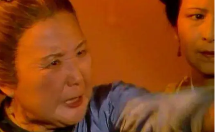 赵姨娘为何对彩云如此温情？因彩云一心一意对待贾环（没想到） 第3张