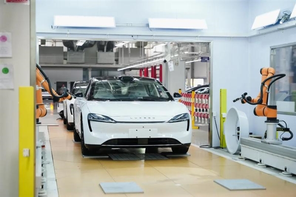 雷军开了个好头：奇瑞董事长尹同跃向智界S7车主交付新车 瑞董事长尹同跃 智界S7 第5张