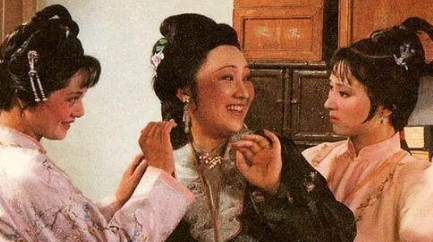莺儿为什么才是对薛宝钗嫁到贾府的最大帮手？（没想到） 第1张