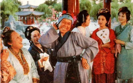 刘姥姥在被王熙凤当场捉弄后，为何还对她夸赞有加？（怎么可以错过） 第3张