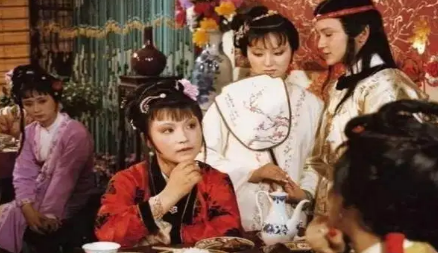 在贾宝玉生日会上，薛宝钗与花袭人为何要戏弄她？（速看） 第1张