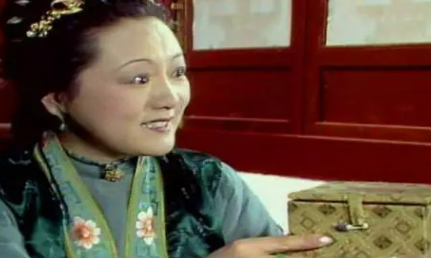 薛姨妈主导的送宫花事件，为何最该生气的是王熙凤？（不要告诉别人） 第1张