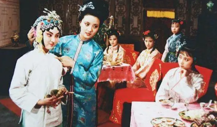 薛宝钗听到史湘云说戏子像林黛玉时，她的态度如何？（燃爆了） 第2张