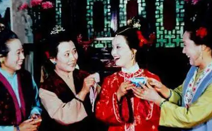 王熙凤为何要从贾母那边，揽下替李纨出份子钱的活？（不要告诉别人） 第1张