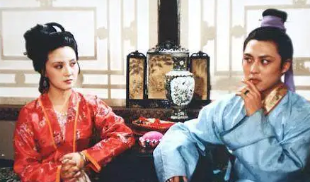 贾琏因手头紧张求王熙凤帮个小忙，为何却惹来一顿骂？（真没想到） 第2张