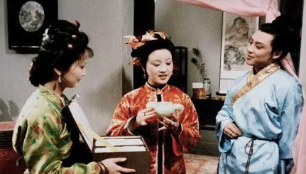贾琏因手头紧张求王熙凤帮个小忙，为何却惹来一顿骂？（真没想到） 第3张