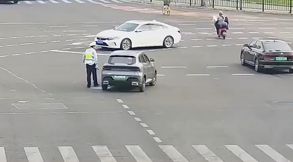 最强老头乐现身：前挂“保时捷”，后贴“法拉利”：车主被拘 第1张