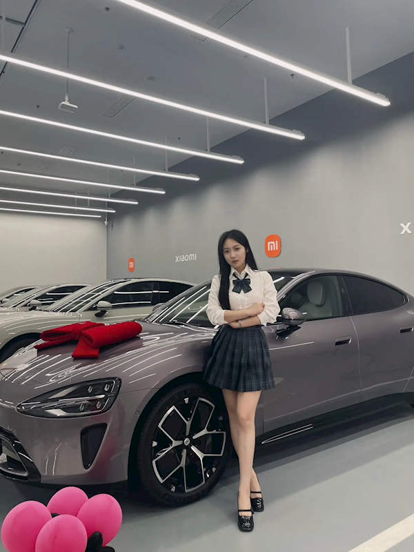 求雷军先提小米SU7河南女孩终于提车 穿JK合影车美人更美 小米SU7 河南女孩 第3张