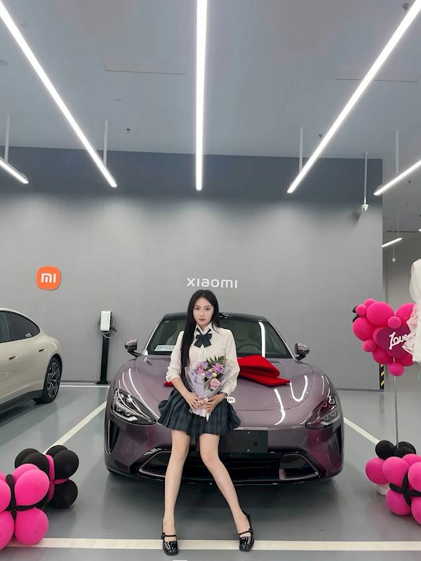 求雷军先提小米SU7河南女孩终于提车 穿JK合影车美人更美 小米SU7 河南女孩 第2张