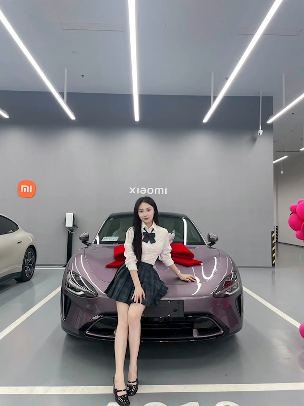 求雷军先提小米SU7河南女孩终于提车 穿JK合影车美人更美 小米SU7 河南女孩 第4张
