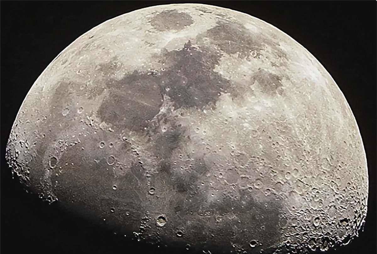 纪实：月球背面的“秘密”被揭开？卫星传回图像，原来霍金没说错  月球背面的秘密 第2张