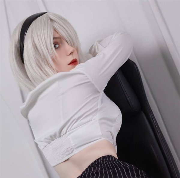 俄罗斯美女Cos《尼尔》2B美图：黑丝白丝性感至极 俄罗斯美女Cos 尼尔 第3张