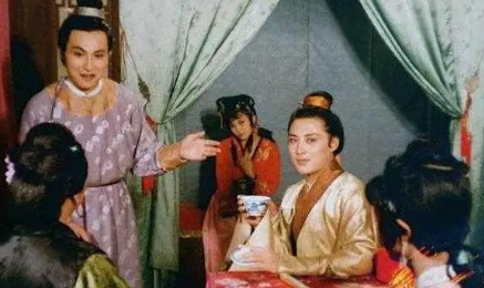 贾蓉对王熙凤的恩将仇报，主要是用在哪个人身上？（怎么可以错过） 第2张