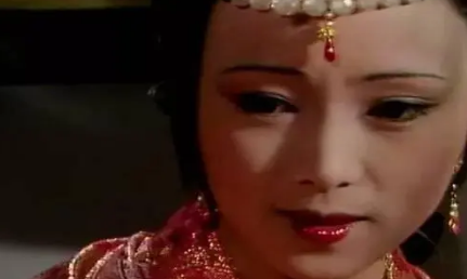 在辈分规矩上，秦钟和姐姐秦可卿走了什么样的道路？（没想到） 第1张