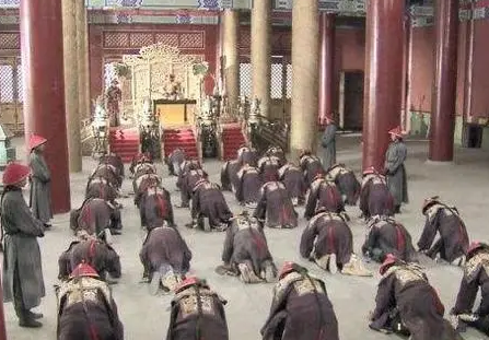 清朝大臣见皇帝的时候 大臣为什么甩袖子再跪拜（怎么可以错过） 第1张