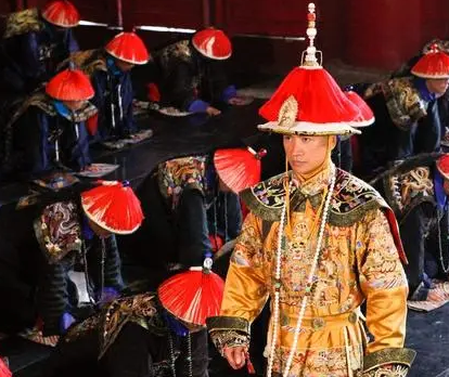 清朝大臣见皇帝的时候 大臣为什么甩袖子再跪拜（新鲜出炉） 第4张