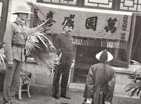 清朝大臣见皇帝的时候 大臣为什么甩袖子再跪拜（新鲜出炉） 第6张