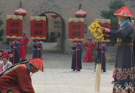清朝大臣见皇帝的时候 大臣为什么甩袖子再跪拜（新鲜出炉） 第5张
