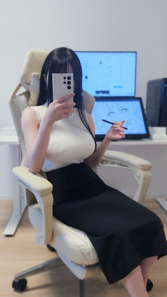 被质疑插画用AI生成：“一字马”美女画师晒照片澄清 插画用AI生成 一字马 第1张