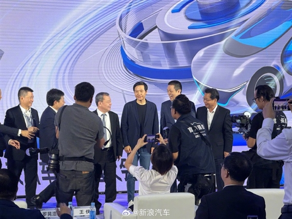 雷军余承东罕见同框 现场互相喊话：华为在硬核科技领先小米等友商 雷军 余承东 硬核科技 第2张