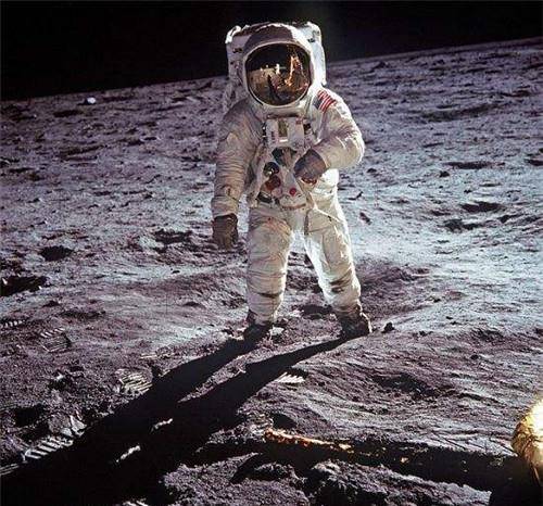 1969年，美国在月球插一面旗帜，如今未被卫星拍到，再度引发质疑  美国在月球插一面旗帜 第2张