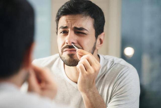 鼻毛总“窜”出来的男人，暗示了啥？为什么鼻毛会变白？涨知识了  鼻毛会变白 第3张