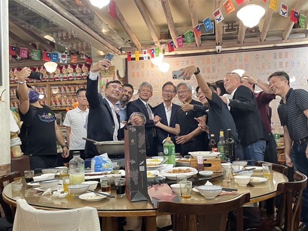 黄仁勋台北宴请行业大佬人均消费不到100元，你还在铺张浪费？ 黄仁勋 宴请行业大佬 第1张