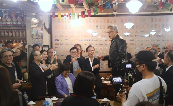 黄仁勋台北宴请行业大佬人均消费不到100元，你还在铺张浪费？ 黄仁勋 宴请行业大佬 第4张