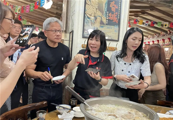 黄仁勋台北宴请行业大佬人均消费不到100元，你还在铺张浪费？ 黄仁勋 宴请行业大佬 第5张