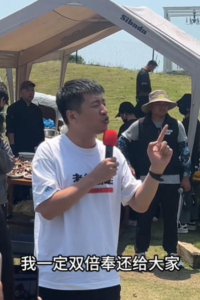 张雪峰请员工吃大餐 暑假放20天 加一天班一定双倍奉还 张雪峰 第1张