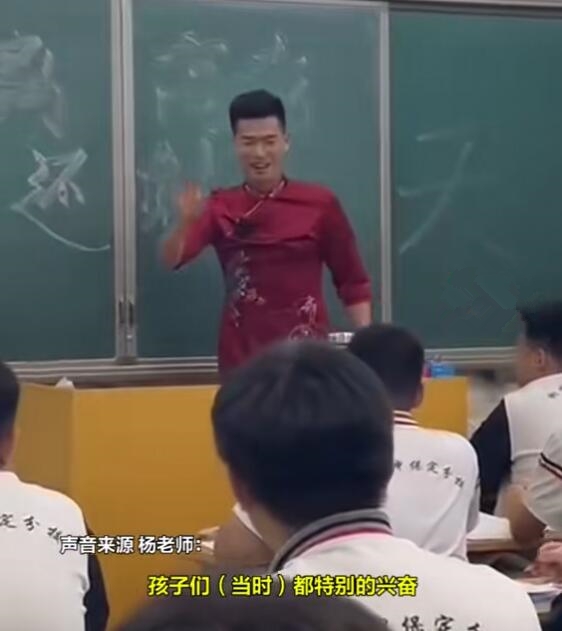 为学生能考出好成绩男老师穿旗袍为学生打气：祝孩子们旗开得胜 男老师穿旗袍 第2张