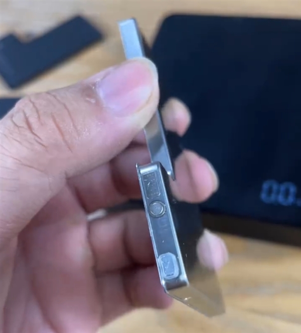 iPhone 16 Pro系列金属外壳电池提前上手：容量增加 有望支撑40W快充 Pro电池 第2张