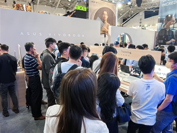 骁龙X Elite加持最强AI性能！华硕无畏Pro 15 2024台北电脑展被围的水泄不通 Elite 华硕无畏Pro 第1张