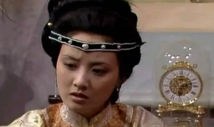 在贾探春当管家时，王熙凤究竟如何坐拥渔翁之利？（太疯狂了） 第3张