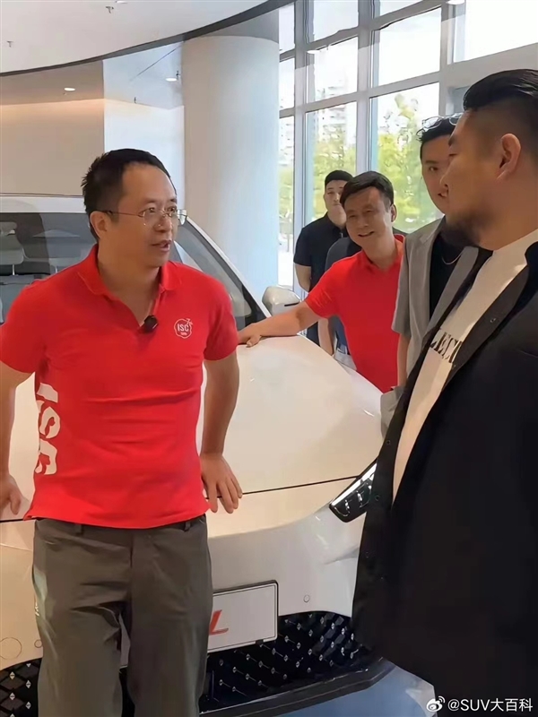 直播中哪吒L前舱盖被坐瘪 哪吒汽车回应：材料有弹性、现场已修复 哪吒L 第1张