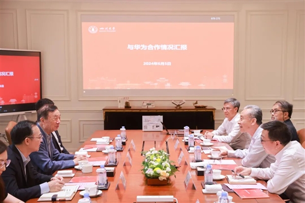余承东陪同：华为创始人任正非一行到访四川大学 华为创始人任正非 四川大学 第1张