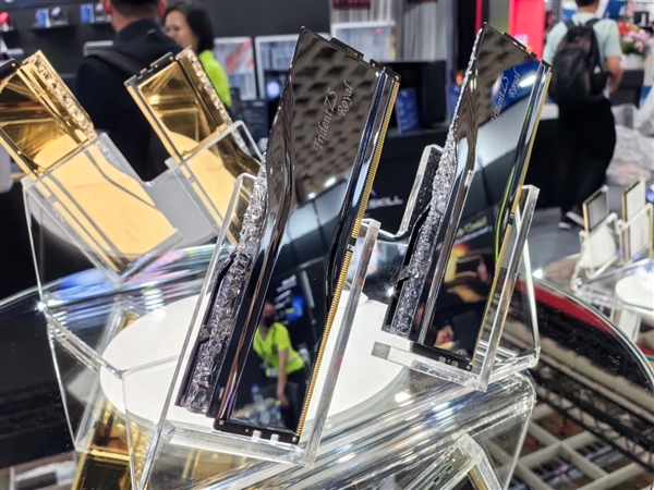 芝奇首秀新一代皇家戟DDR5内存：华丽丽飙上9000MHz 芝奇皇家戟DDR5内存 第2张
