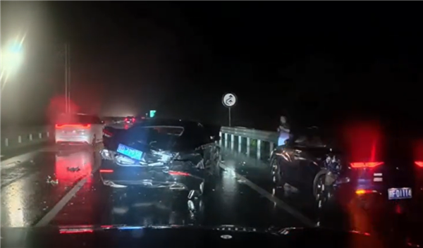 华为AEB立大功！问界雨夜高速过龙门架后紧急刹停：一身冷汗 华为AEB大功 问界 第1张