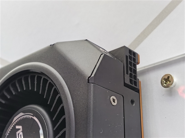 又是妖王华擎：AMD显卡第一次用上16针供电接口！还有涡轮风扇 华擎AMD显卡 第3张