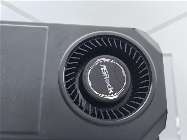 又是妖王华擎：AMD显卡第一次用上16针供电接口！还有涡轮风扇 华擎AMD显卡 第2张