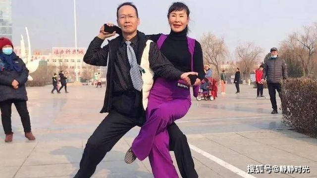 去公园跳舞半年后，发现天天来跳舞的男人，大多都有这三个意图  跳舞 第2张