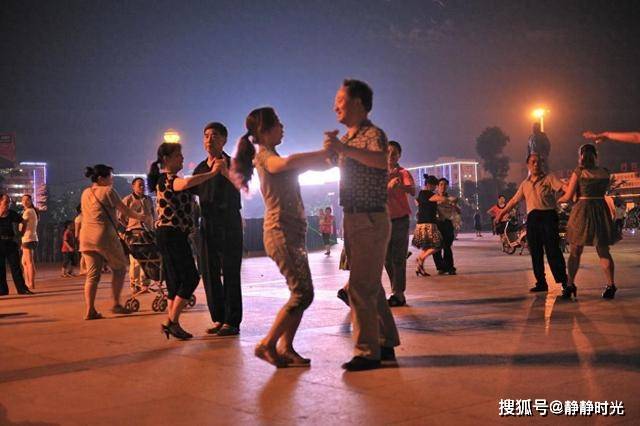 去公园跳舞半年后，发现天天来跳舞的男人，大多都有这三个意图  跳舞 第1张
