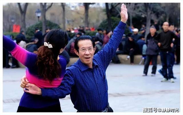去公园跳舞半年后，发现天天来跳舞的男人，大多都有这三个意图  跳舞 第3张
