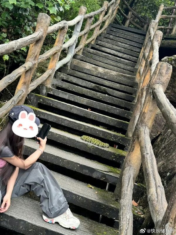 女子路遇超级国宝“莽山烙铁头”近距离合照 博主怒斥：无知又愚昧 莽山烙铁头 合照 第3张