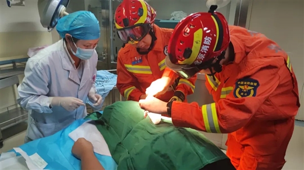 钓鱼佬甩钩直接钩到自己后脑勺 无奈向119求救 科普8大钓鱼安全准则 钓鱼佬 第1张