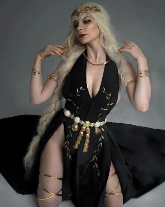 俄妹COS《艾尔登法环》玛莉卡：高衩礼服下的傲人身材 俄妹COS 艾尔登法环 玛莉卡 第2张