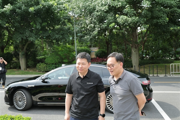 余承东邀微博CEO试乘享界S9：豪华美学全面超越迈巴赫 享界S9 第1张