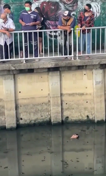 印度老哥被当成浮尸在水里漂了5个小时 捞起来后发现他... 水里漂了5个小时 第10张